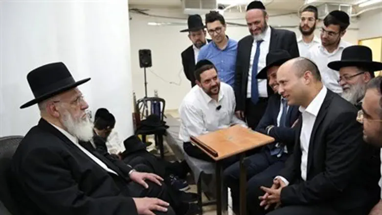Naftali Bennett visits Rabbi Shalom Cohen during Shiva mourning