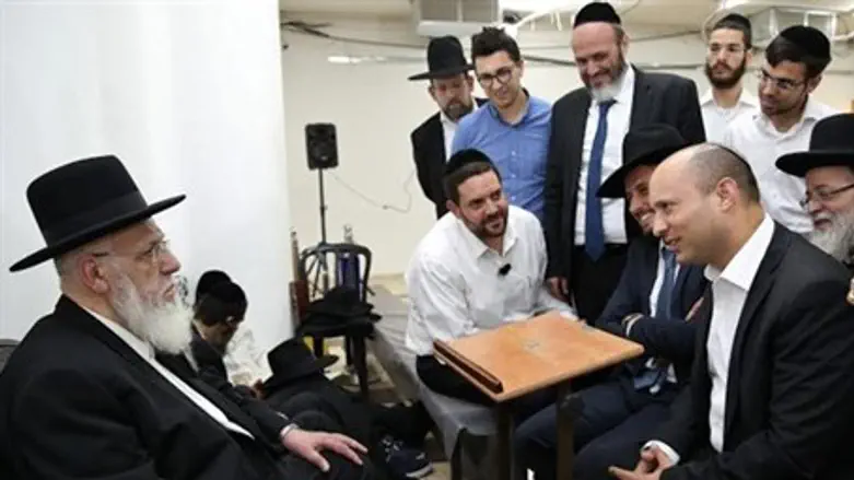 Naftali Bennett visits Rabbi Shalom Cohen during Shiva mourning