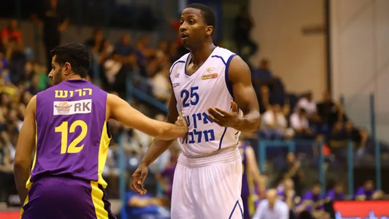 אלאנדו טאקר. חתם אצל האדומים