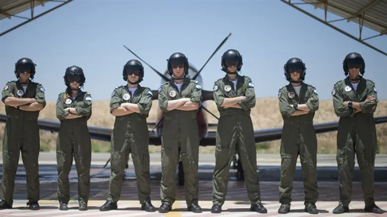 Курсанты авиационного курса. Иллюстрация