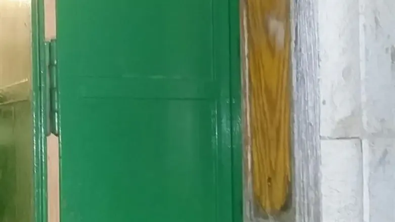 המזוזה נעקרה