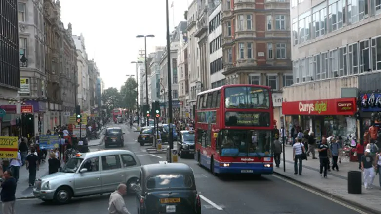 נאבקים באנטישמיות