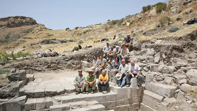 צוות החפירה במתחם השער בתום יום חפירה