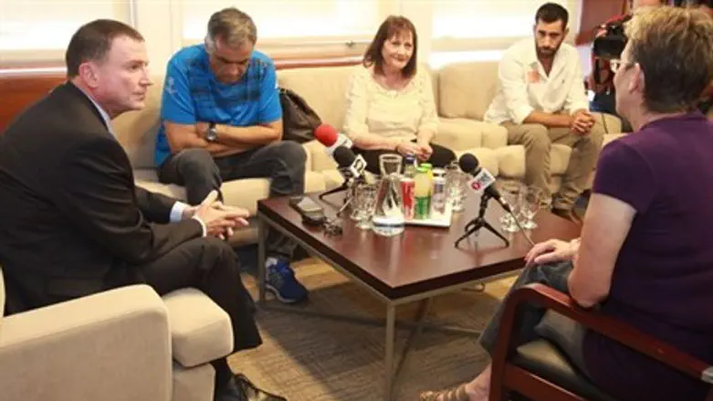 Edelstein meets with families of fallen soldiers Goldin and Shaul