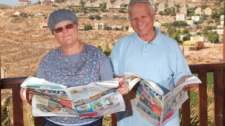 אסתי (משמאל) ובעלה יאיר