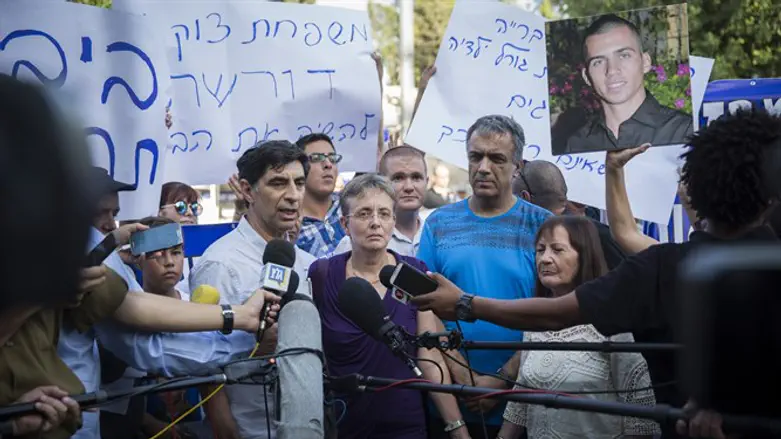 משפחות גולדין ושאול במאהל המחאה