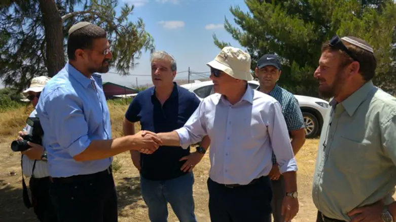 Steinitz on a visit to Amona