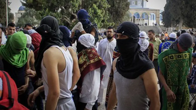 Masked Islamists on the Temple Mount