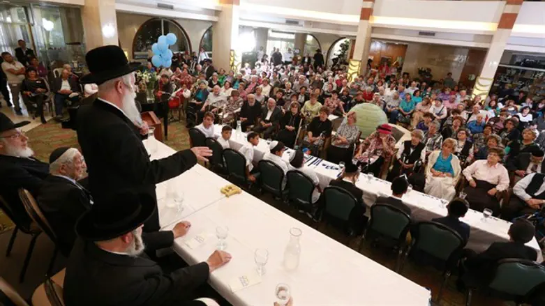 הקשישים חוגגים בר מצווה לילדים