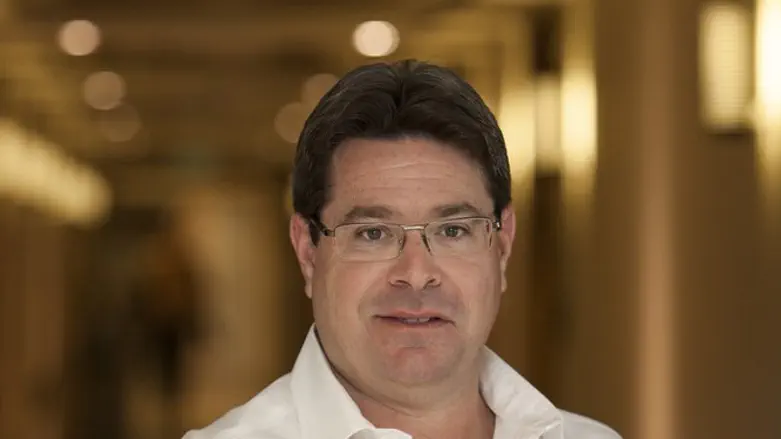 השר אופיר אקוניס