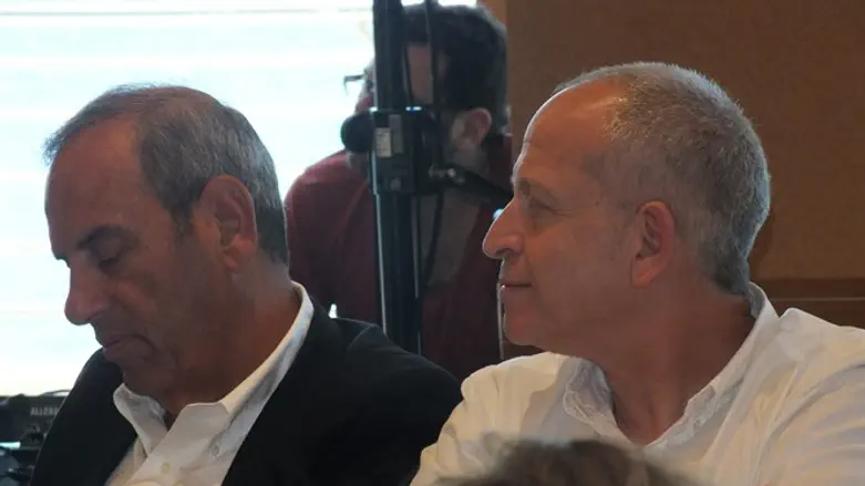 פרנקל (משמאל). מזהיר ממעשה פלילי