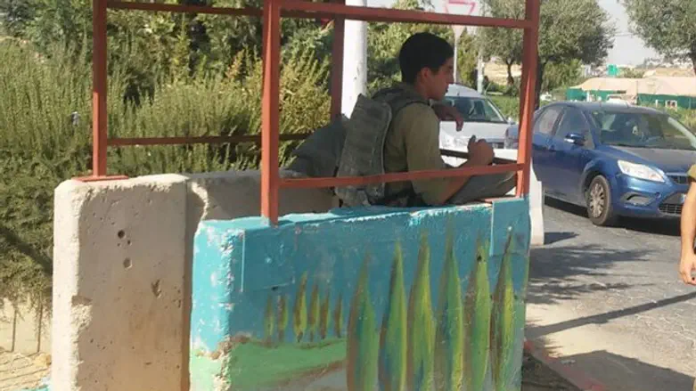 עמדת שמירה שנצבעה במסגרת הפרוייקט