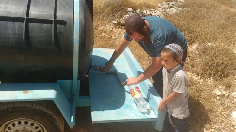 בלי מקלחות לפני שבת. נקודת חלוקת מים ביצהר