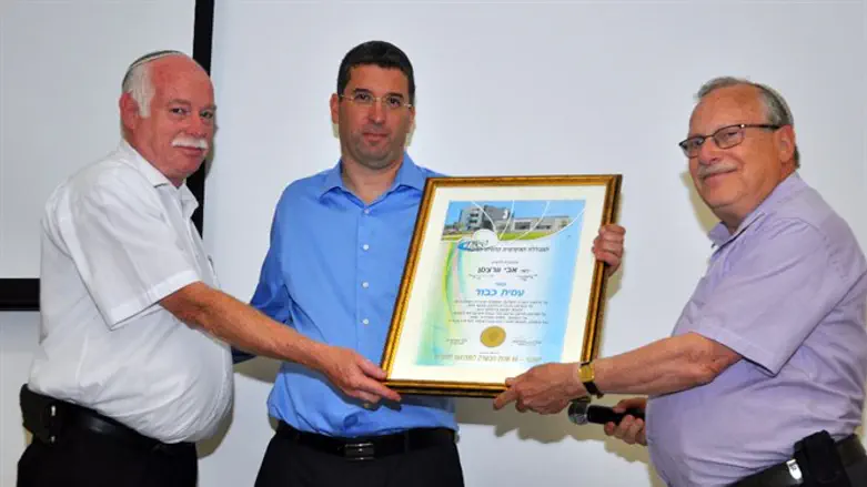 וורצמן מקבל את התעודה, במהלך הטקס