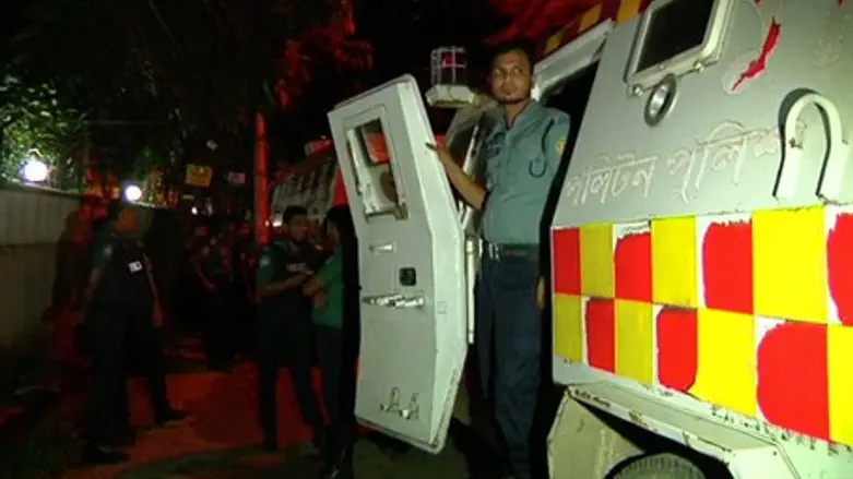 Policeman outside site of Dhakah terrorist attack