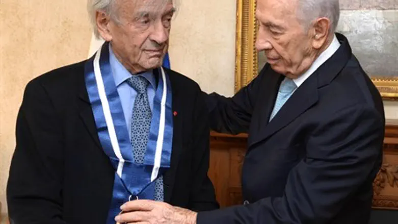 Peres awards Elie Wiesel the Presidential Medal in 2013