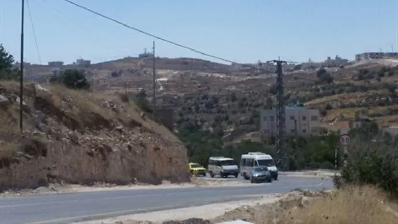 "הכל הצגה, אין כתר ואין סגר"