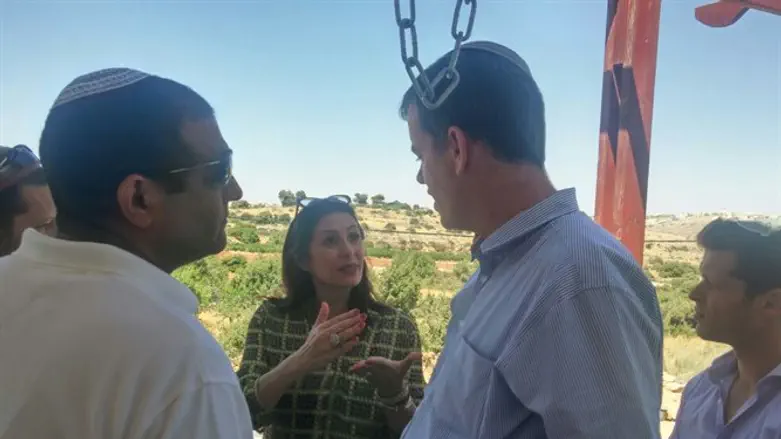 רגב בתצפית על הגבעה