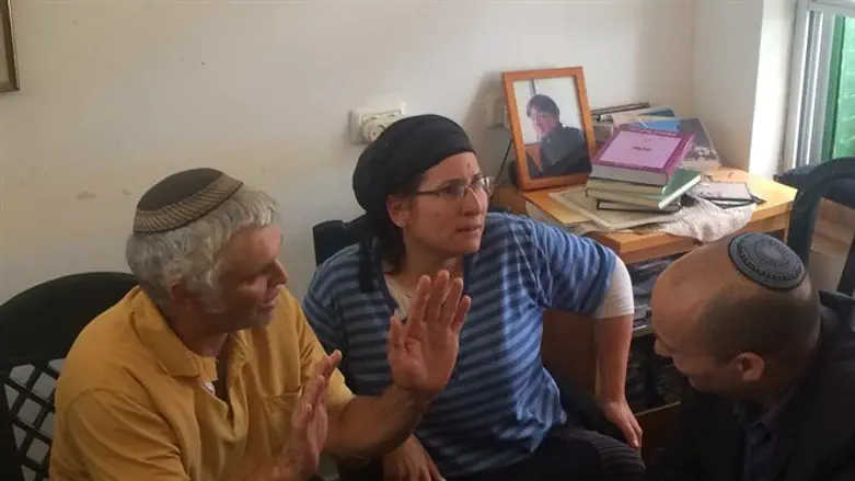 השר בנט בבית משפחת אריאל