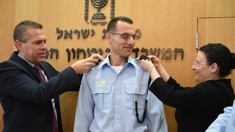 תת ניצב עוזי לוי מקבל את הדרגות החדשות