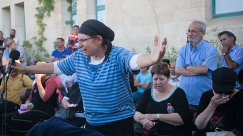 Rena Ariel, at the funeral of her daughter in Kiryat Arba