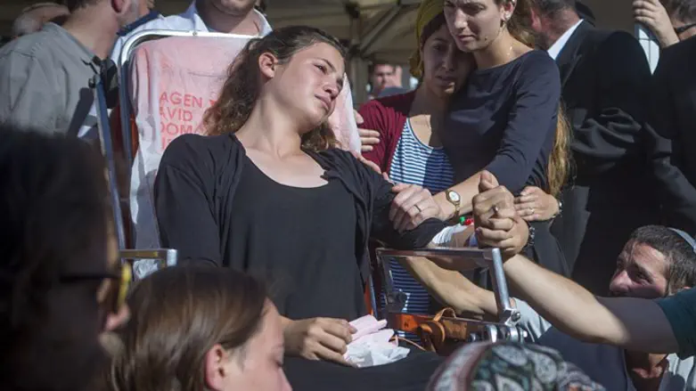 תהילה מרק בהלווית אביה