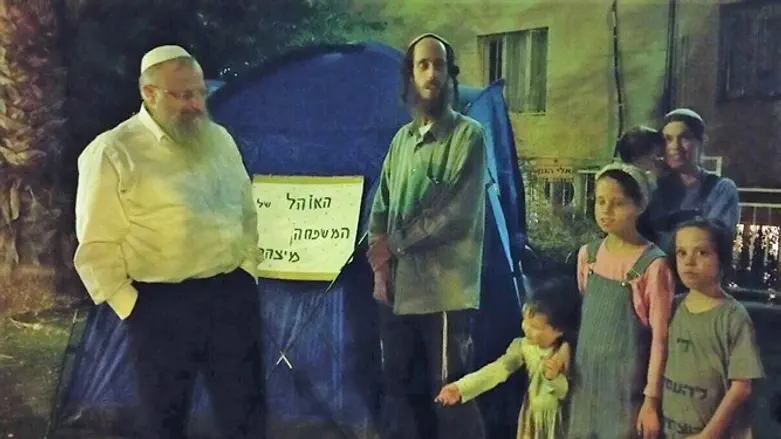 הרב אליהו עם בני משפחה