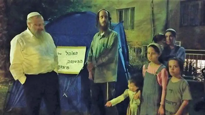 Rabbi Eliyahu with the family members