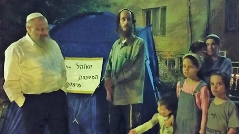 הרב אליהו עם בני משפחה