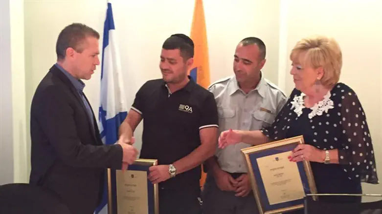 הענקת תעודות ההוקרה. היום