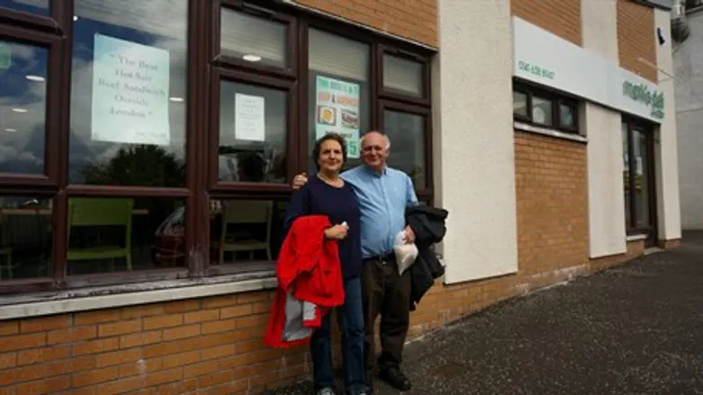 Howard and Claire Singerman outside Jewish restaurant in Glasgow
