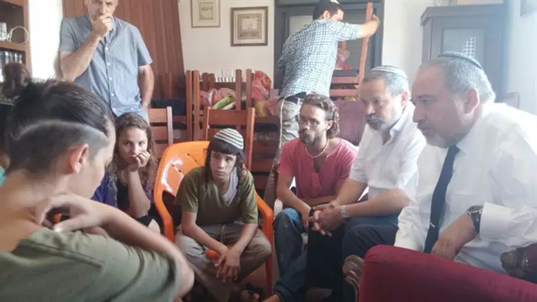 שר הבטחון אביגדור ליברמן בעתניאל