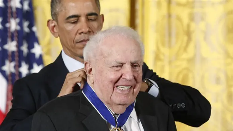 מקווה מקבל מדליה מאובמה