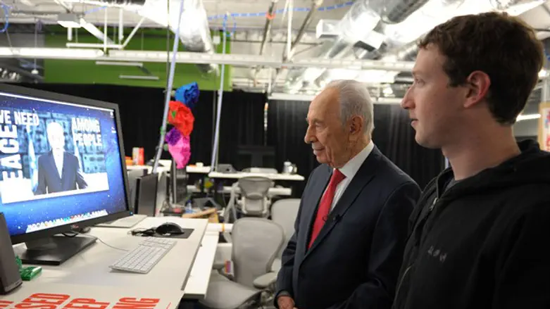 אסור לשכוח: פייסבוק אינו הבעיה, הוא רק האמצעי. צוקרברג עם הנשיא לשעבר פרס