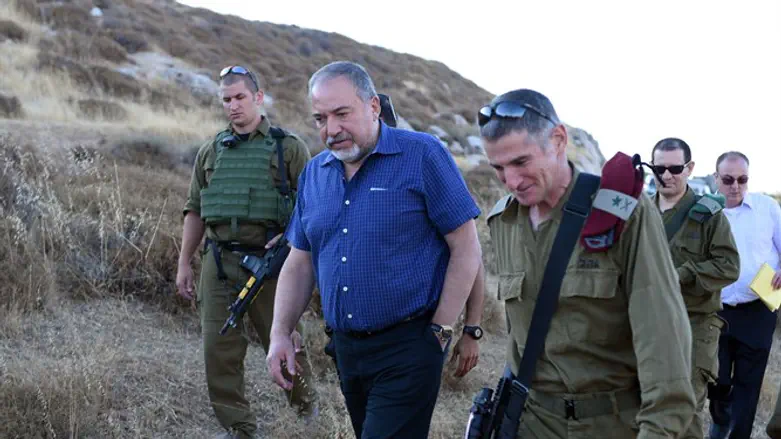 נסוג מהדרישה לביצוע סיכולים ממוקדים. ליברמן סמוך לזירת הפיגוע בעתניאל השבוע