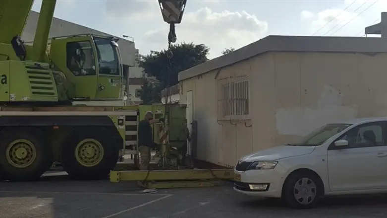 הקרוואנים מוצבים בחצר בית הספר הממ"ד