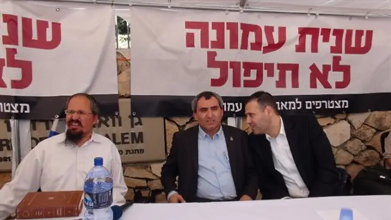 Elkin at Amona protest