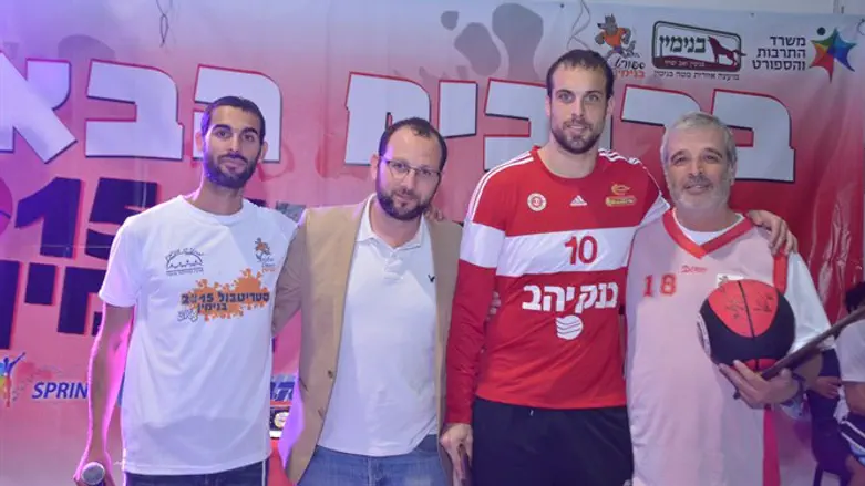 קפטן הפועל י-ם ומנכ"ל הקבוצה בטורניר הסטריטבול הקודם