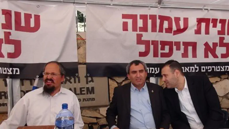 Зеэв Элькин в палатке протеста