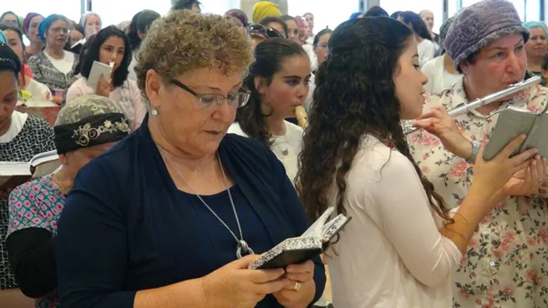 מרים פרץ בתפילת הלל