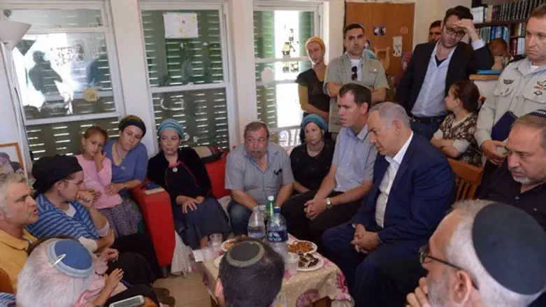 ראש הממשלה ושר הביטחון בביקור תנחומים אצל משפחת אריאל