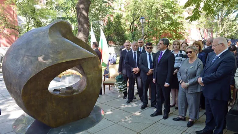 ריבלין ורעייתו בחנוכת האנדרטה