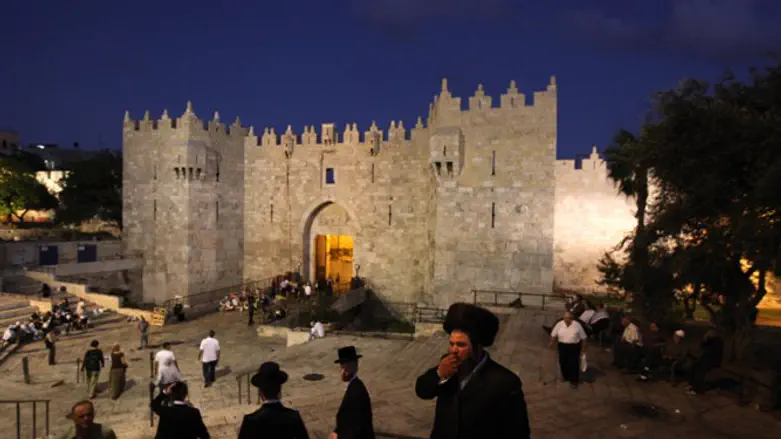 Haredim near Damascus Gate, before coronavirus hit (illustrative)