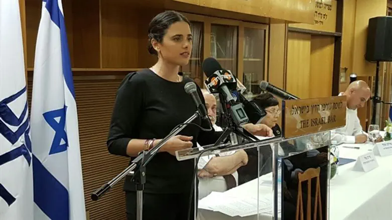 השרה שקד, הערב