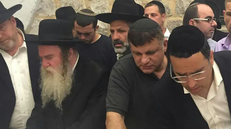 Shwekey at Joseph's tomb