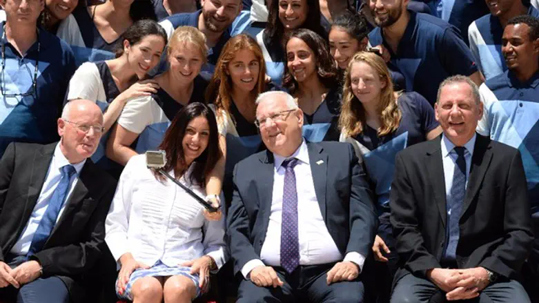 חברי המשלחות האולימפיות עם הנשיא ושרת הספורט