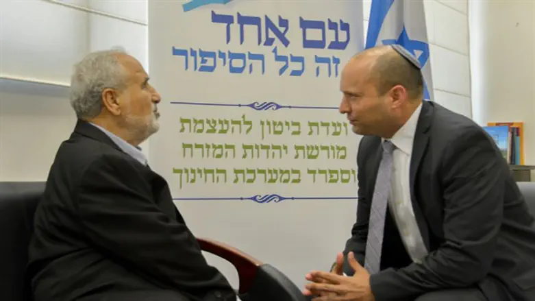 המשורר ארז ביטון עם שר החינוך בנט