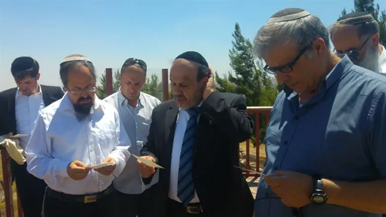 הביע תמיכה אך סירב להצהרה מחייבת. שר הדתות דוד אזולאי בסיור בעמונה השבוע