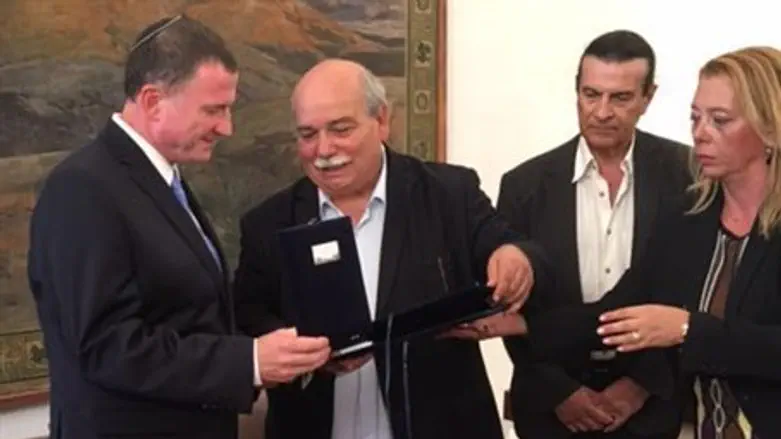 Юлий Эдельштейн получает медаль Перикла