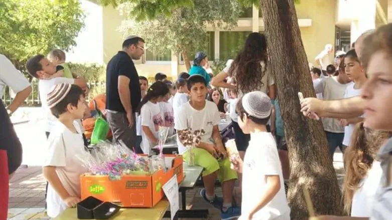 מוכרים עוגיות לטובת הקייטנה